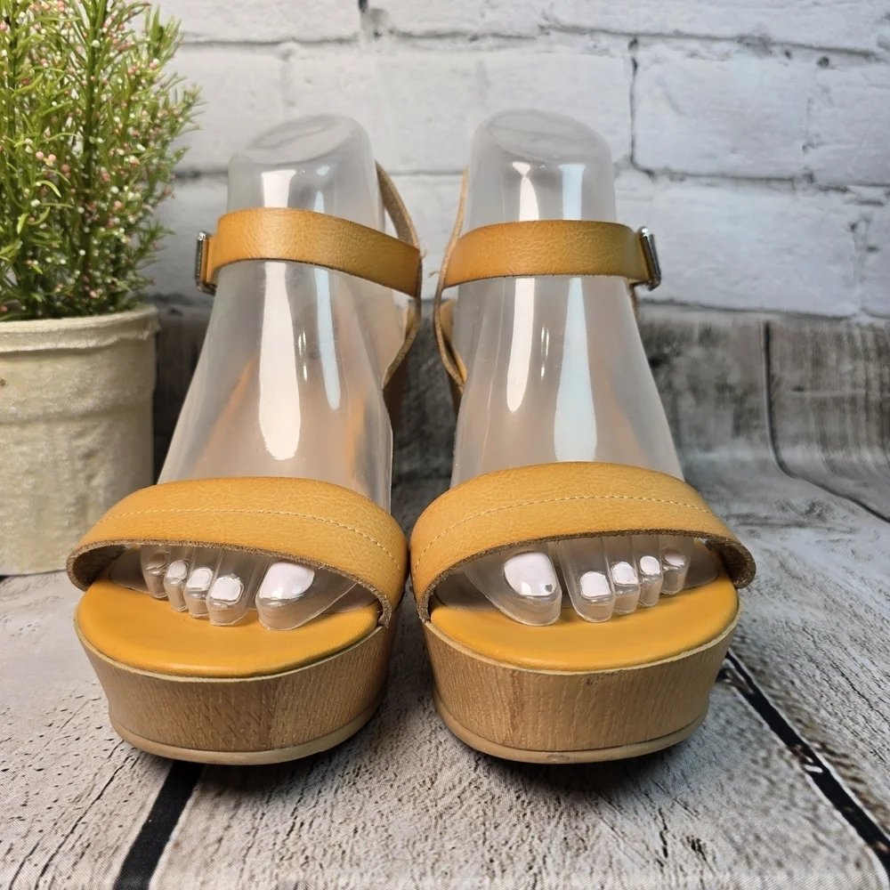 TORRID MUSTARD YELLOW WEDGES SANDALS LEATHER STRAPS WOMENS SIZE 8